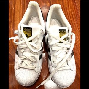 Size 7 Adidas Original Sneaker!